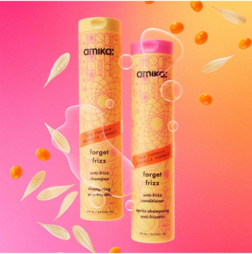 To gule flasker fra Amika til frizzbekæmpelse og anti-frizz shampoo og balsam. Pink og orange baggrund med flydende korn.