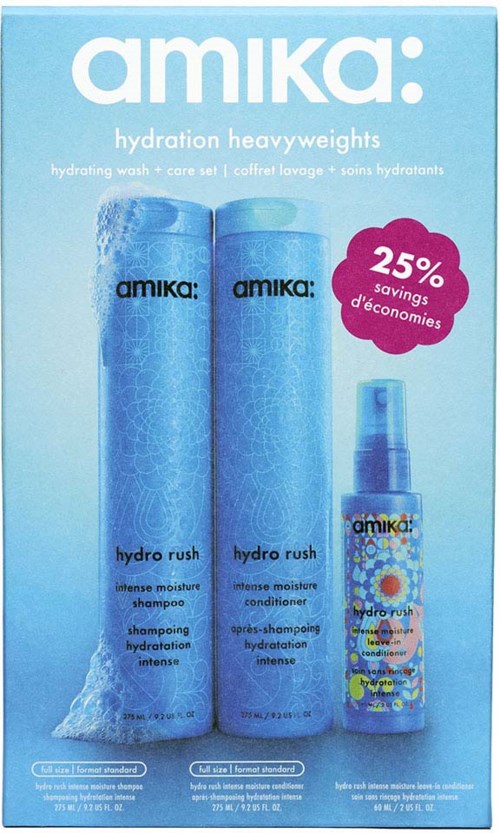 Emballager af Amika hydro rush shampoo, balsam og spray med blå baggrund og rosa rabatmærke.