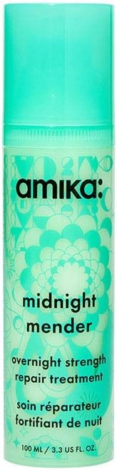 En blågrön flaska märkt 'Amika midnight mender' med blommönster för nattlig hårreparationsbehandling.