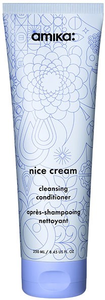 En blå och vit tub märkt 'Amika nice cream cleansing conditioner' med dekorativa mönster på paketet.