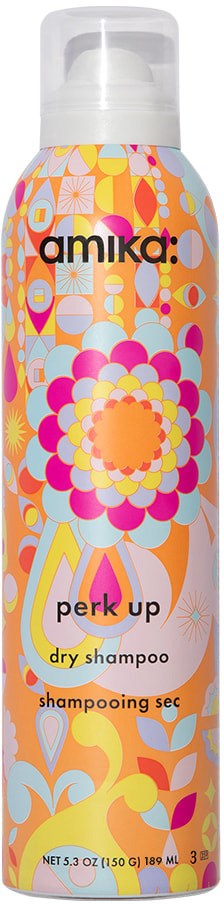 Fargesterk flaske med blomsterdesign, merket 'amika perk up dry shampoo' i oransje og rosa.