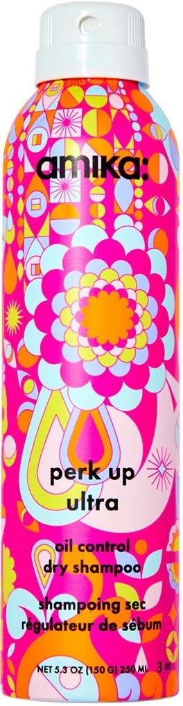Färgglad flaska med blommiga och geometriska mönster, märkt som torrschampo med oljekontroll. Varumärkesnamnet är Amika.
