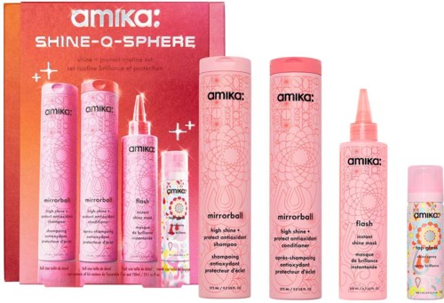 En uppsättning rosa hårvårdsprodukter inklusive schampo, balsam och sprej, med blommönster och märket 'amika' visat.