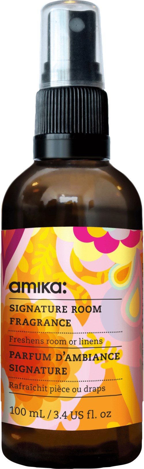 En liten brunsprayflaska med en färgglad etikett, används för att fräscha upp rummet.