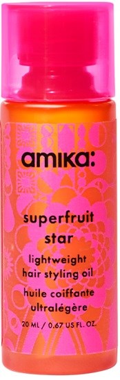 En rosa flaske med Amika Superfruit Star lettvekts hårstylingolje med fruktillustrasjoner.
