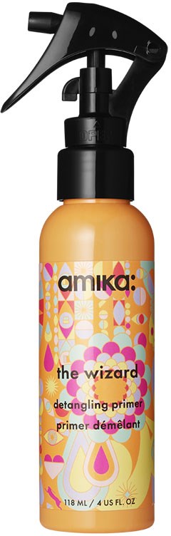 En sprayflaska med en färgglad etikett som säger 'amika: the wizard, detangling primer, 118 ml.' Den har en svart spraymunstycke.