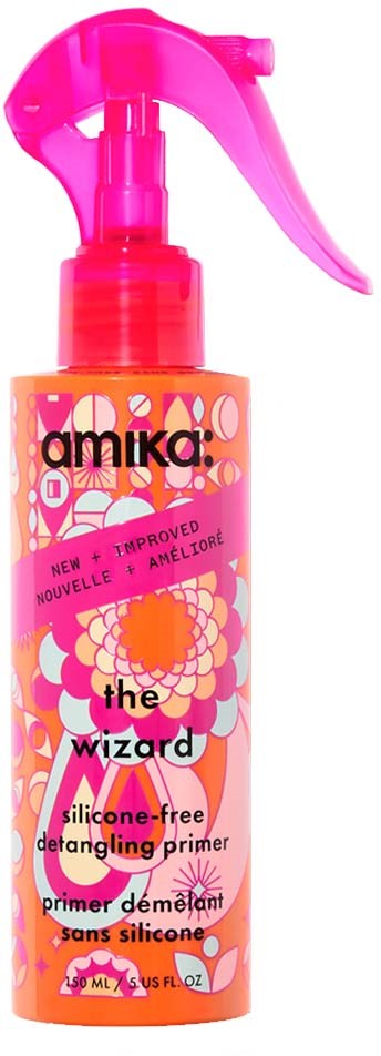 En pink sprayflaske mærket 'Amika The Wizard' silikonefri udretning primer med farverig blomster- og abstrakt design.