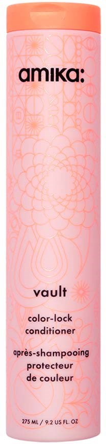 En rosa flaske av Amika Vault fargelås balsam med svart tekst og abstrakt design.