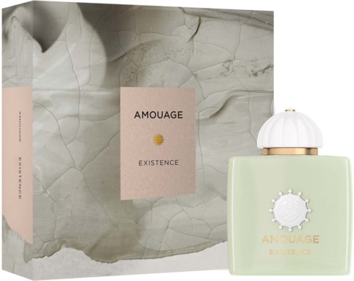 Een parfumfles met een witte dop en groene body, naast een doos met de woorden 'AMOUAGE EXISTENCE' en een zonnetje.