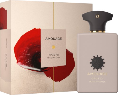 Hajuvesipullo ja beige boksi, jossa on punainen kukka ja musta kasvisymboli, merkinnällä 'Amouage Opus XII Rose Incense.'