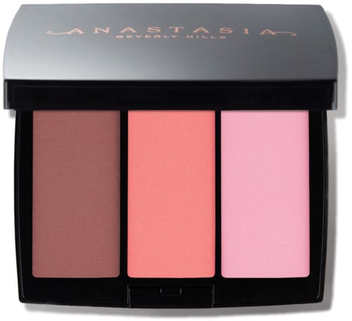 Tre rouge nyanser i en svart kompakt med lokk merket 'Anastasia Beverly Hills'.
