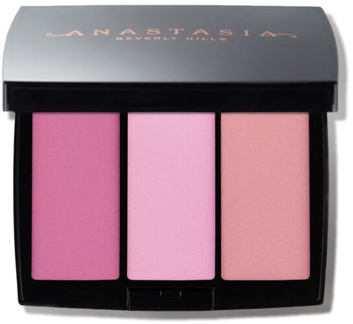 En makeup-palettes med tre lyserøde blushnuancer i en sort æske mærket 'Anastasia Beverly Hills' på låget.