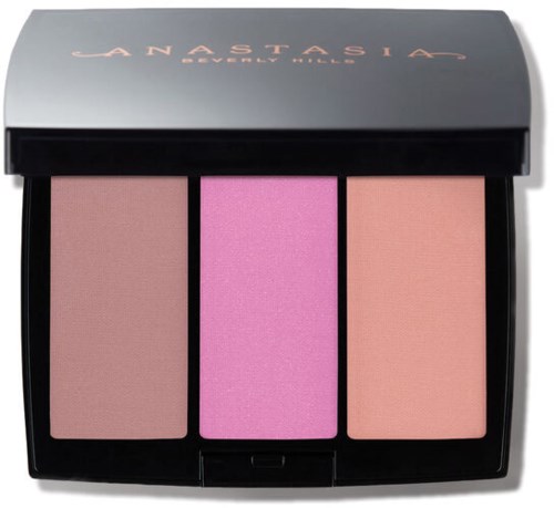 En makeup palette med tre nuancer: lysbrun, pink og fersken i en sort sag mærket Anastasia Beverly Hills.