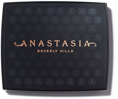 En sort makeup-palettes med guldtekst, der siger "Anastasia Beverly Hills" og et mønster af små symboler i baggrunden.