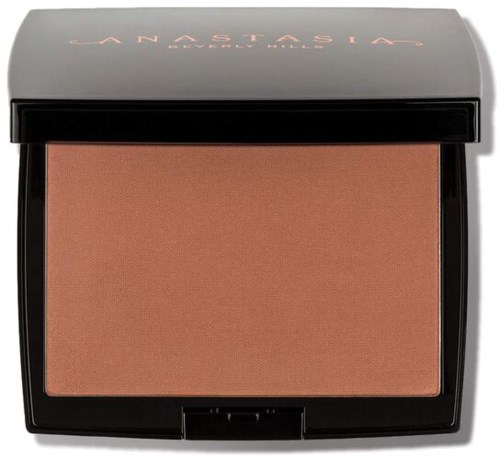 En rougecompact med en beige puder inuti och ett stängt grått lock med rosa text.