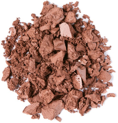 Krossat brunt makeuppuder spridd med några större bitar synliga.