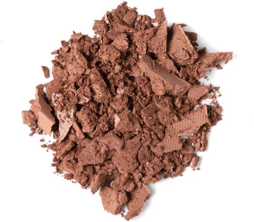 Krossad brunsz makeuppuder eller ögonskugga med ojämna bitar och mjuka kanter.