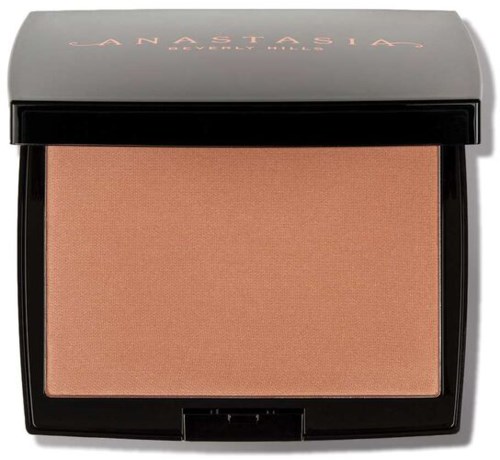 Róż w czarnym pudełku z nakrętką, na której jest napisane Anastasia Beverly Hills.