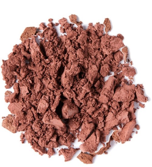 Krossat brunt makeup-puder, spritt på en vit bakgrund.