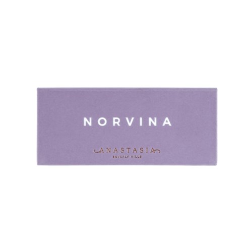 En lila box med vit och guld text, visar "NORVINA" och mindre text "ANASTASIA Beverly Hills."