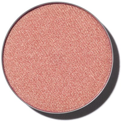 Ett runt sminkrouge med skimrande yta i mjuk rosa färg, med en slät yta och en tunn kant.