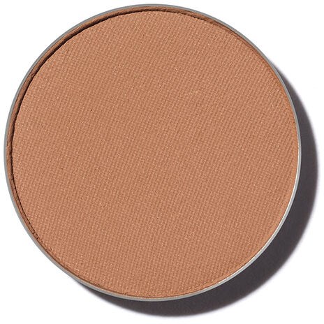 En rund makeup-puderfärring med beige pulver inuti.