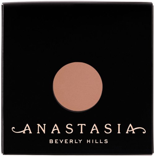 En makeup-kompakt med beige färg och orden "Anastasia Beverly Hills" på svart bakgrund.