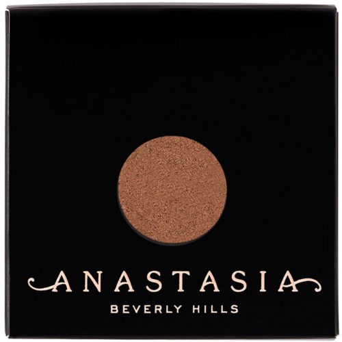 En svart fyrkantig sminkförpackning med en brunspräcklig puder inuti, märkt 'Anastasia Beverly Hills'.