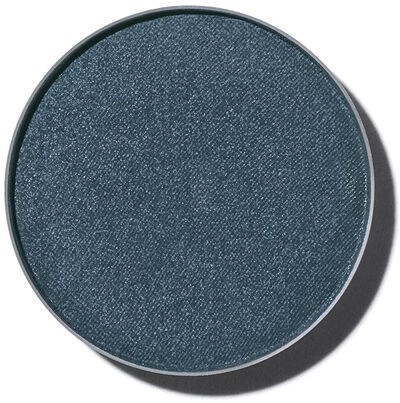 Det här är en rund ögonskuggaskål fylld med mörkblå, skimrande makeup.