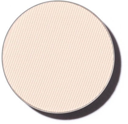 En rund compact med beige pressad puder, lätt texturerad, och ett skugga på högra sidan.