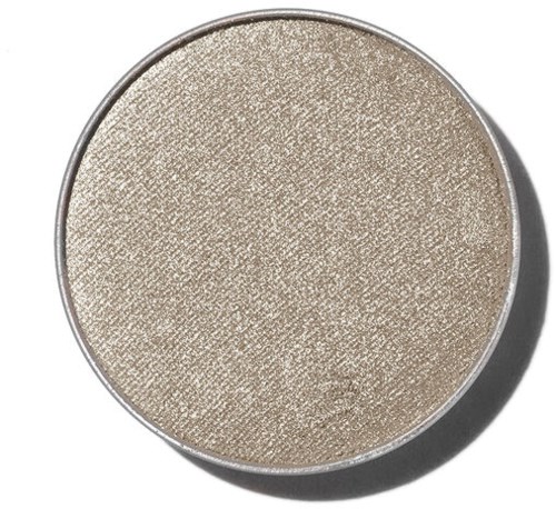 En rund, silverfärgad kompakta med en texturerad, skimrig yta, möjligen makeup eller kosmetikk.