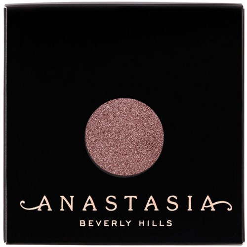 En makeupprodukt med en rosa, glittrig nyans i ett svart fyrkantigt emballage. Varumärket Anastasia Beverly Hills finns på.