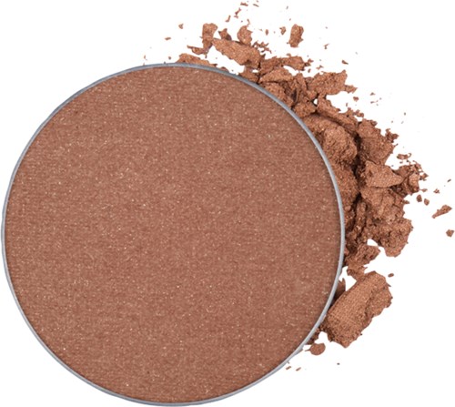 En rund, brun makeup-puder i en behållare med lite spillt runtom. Det ser slätt och matt ut.