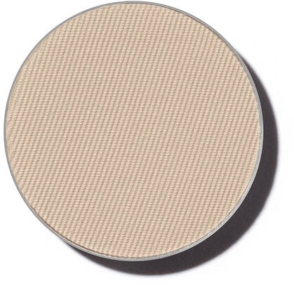 Ett beige puder i en kompaktförpackning med texturerad yta och silverkant.