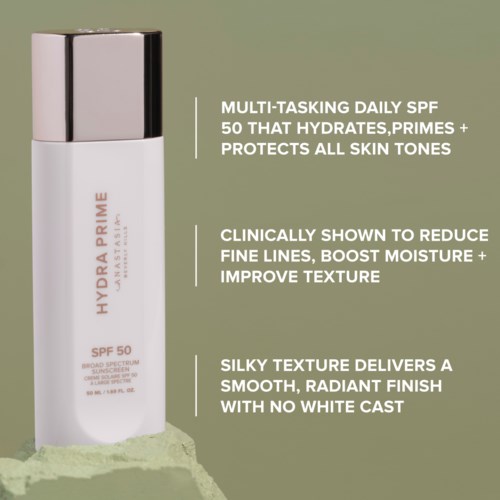 En hudpleieflaske med SPF 50, beskrevet som fuktighetsgivende, beskytter hudtoner, reduserer linjer og gir en jevn finish.