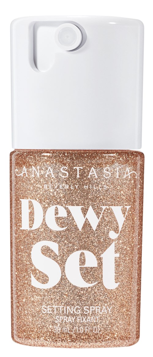Foundation eller setting spray i en lille, gennemsigtig flaske med hvid sprayhætte. Teksten siger 'Dewy Set'.