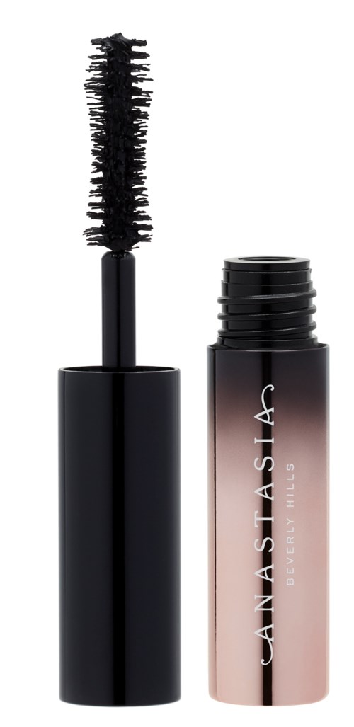 En mascara-maske med skaftet trukket ut, etiketten sier 'Anastasia Beverly Hills'.