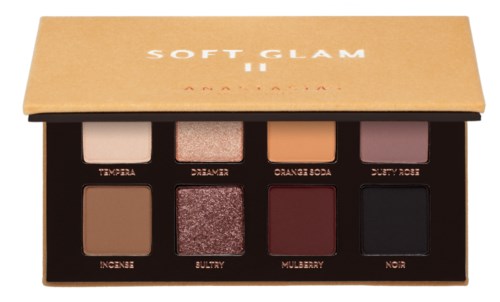 Een oogschaduw palette met acht tinten in roze, bruin, paars en zwart. Het heet Soft Glam.