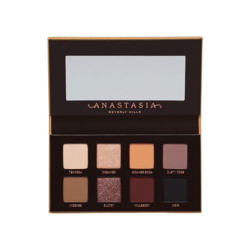 Een oogschaduwpalette met acht verschillende tinten, waaronder roze, paars, bruin en zwart. De palette heeft een spiegel.