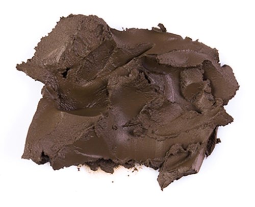 En klump mörk chokladglass med en krämig textur och slät yta.