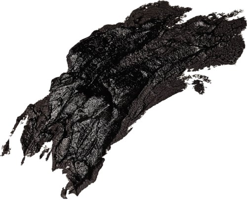 Ett svart, grovt, texturerat material, kanske kol eller sot, formad som en flytande, abstrakt form.