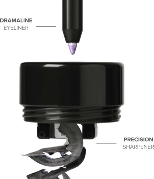Kosmetikk produkter med en lilla eyeliner penne, en svart beholder merket Dramaline og en presisjonshøvel under.