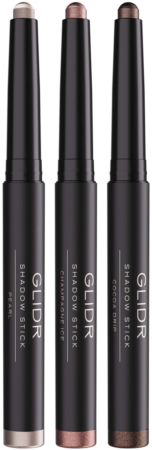 Tre Gildr Shadow Stick sminkestifter i svart emballasje, med bronse, rosa gull og brune nyanser synlige.