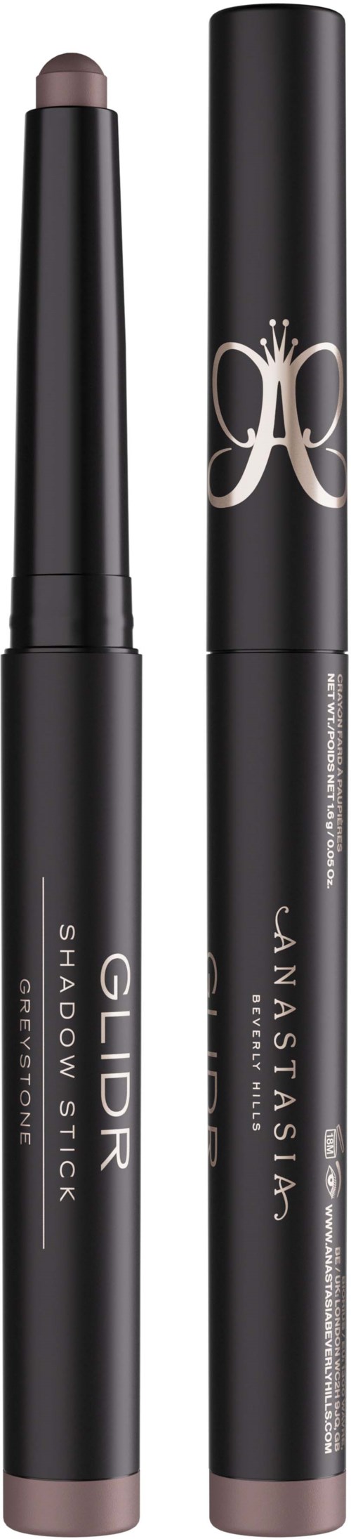 En svart sminkstift med to deler, merket GILDOR Shadow Stick og JANATASIA. Begge står oppreist.