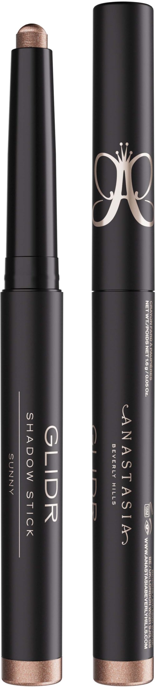 To svarte makeup-stifter, en er åpen med beige produkt, og den andre er lukket med logo på hetten.