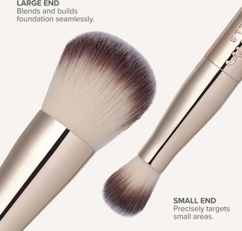 To makeupbørster, en stor og en liten, laget for påføring av foundation og presis make-up på små områder.