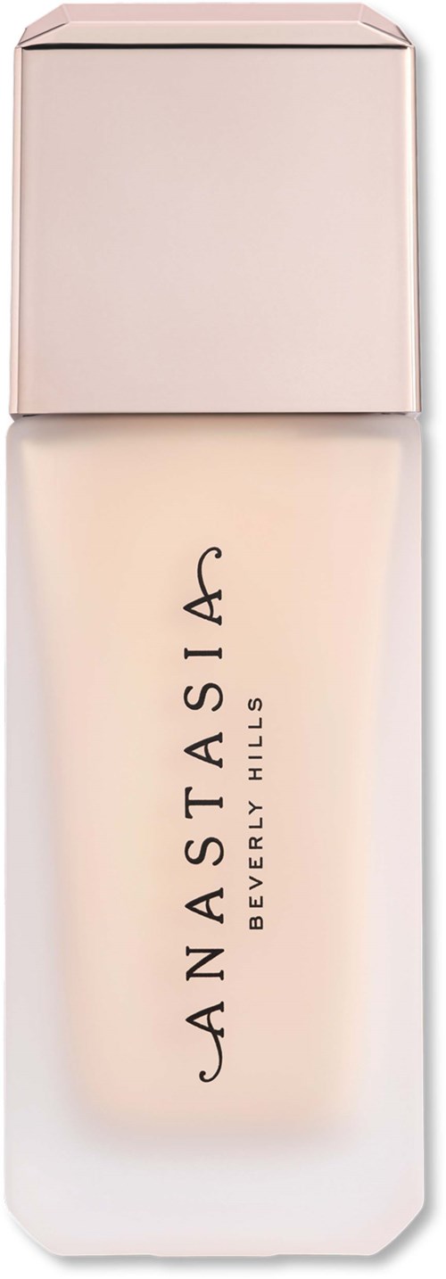 En foundationflaska med en slank, ljusrosa design och svart text som säger Anastasia Beverly Hills.