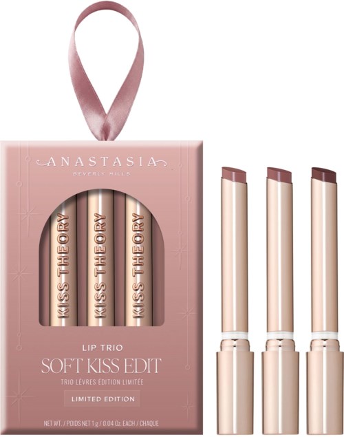 Leppe-trio sett med tre beige leppepommetuber og rosa emballasje med Anastasia Beverly Hills-logo.
