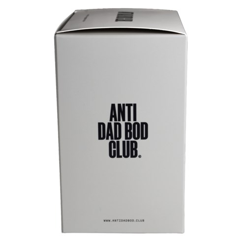En vit låda med svart text ANTI DAD BOD CLUB och en webbplats längst ner.