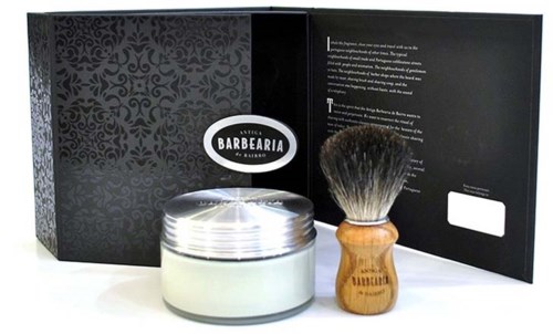 Qalkkikääräpaketti, jossa on kermaa, harja ja 'Barbearia' -merkkinen laatikko miesten hoitoon.